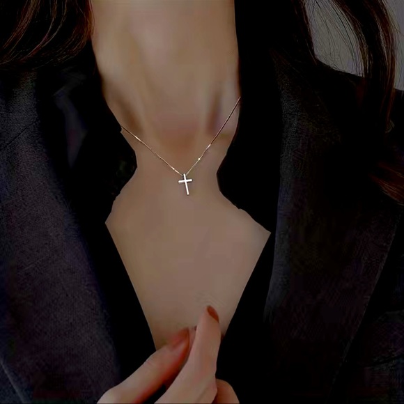 Minimalist Style Silvery Cross Pendant Necklace - Picture 5 of 6